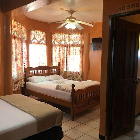 Chaleanor Hotel Dangriga Buitenkant foto