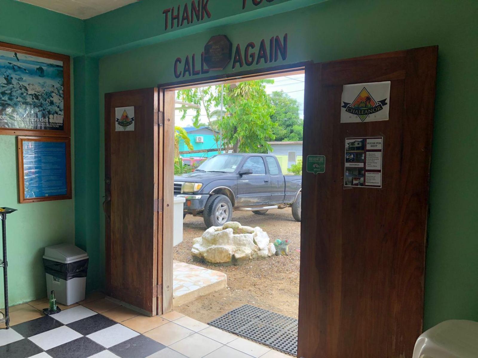 Chaleanor Hotel Dangriga Buitenkant foto