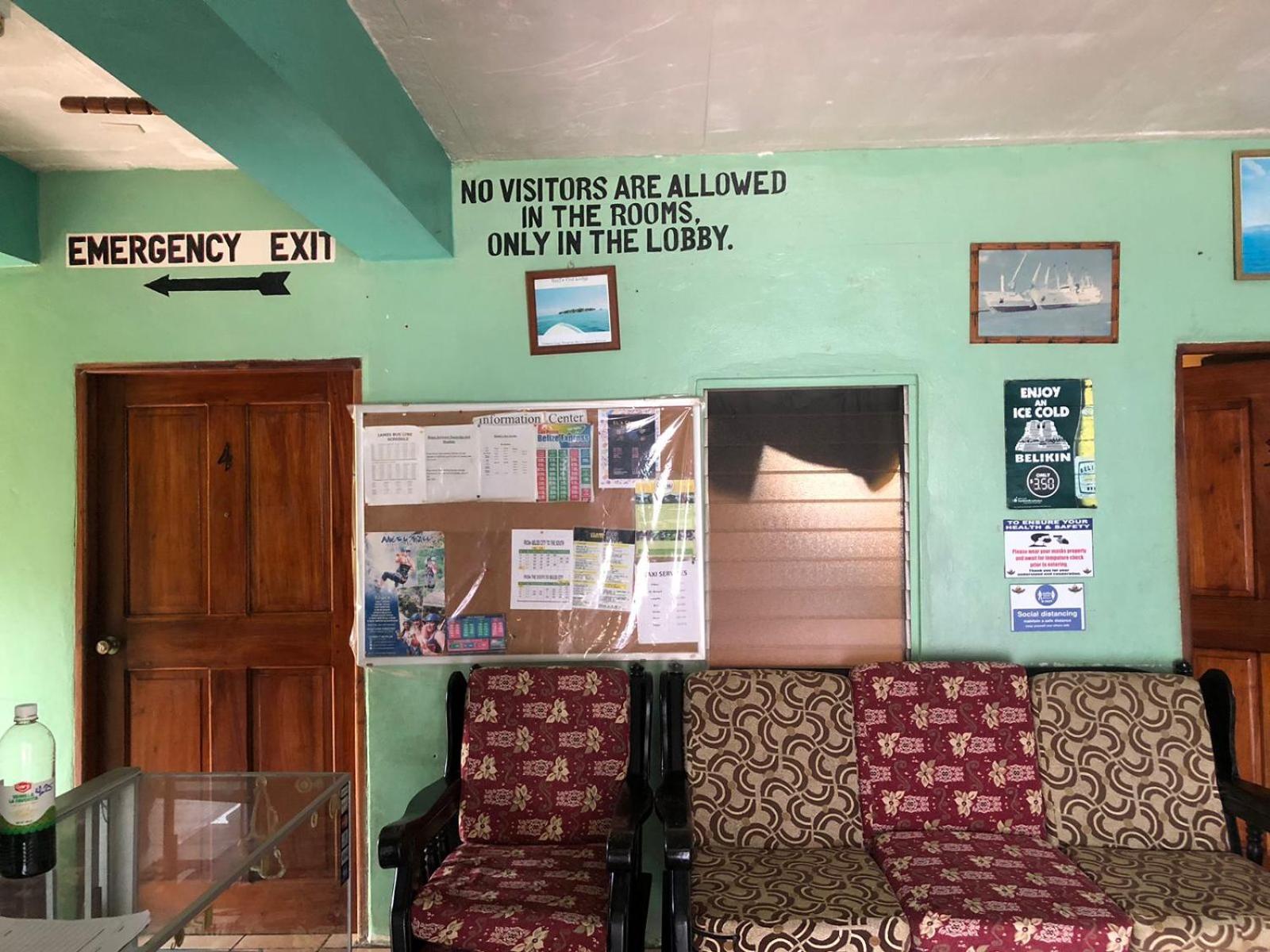 Chaleanor Hotel Dangriga Buitenkant foto