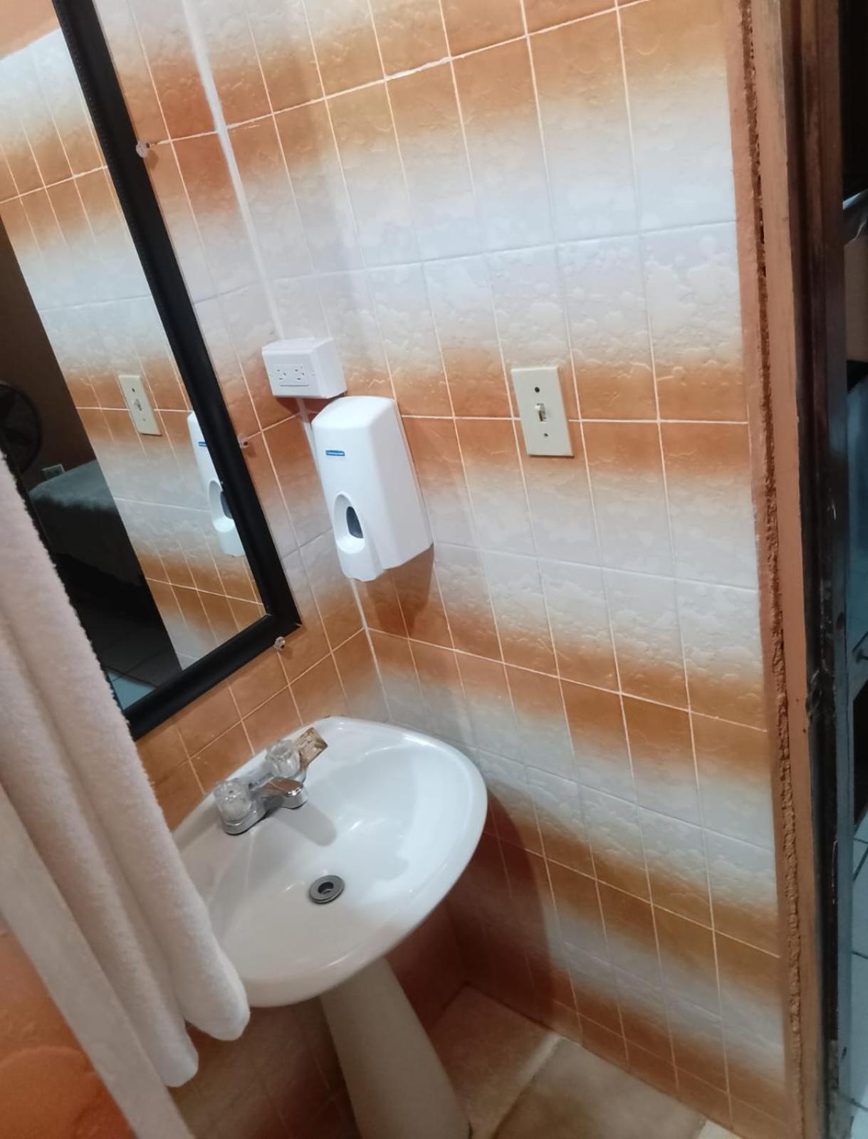 Chaleanor Hotel Dangriga Buitenkant foto