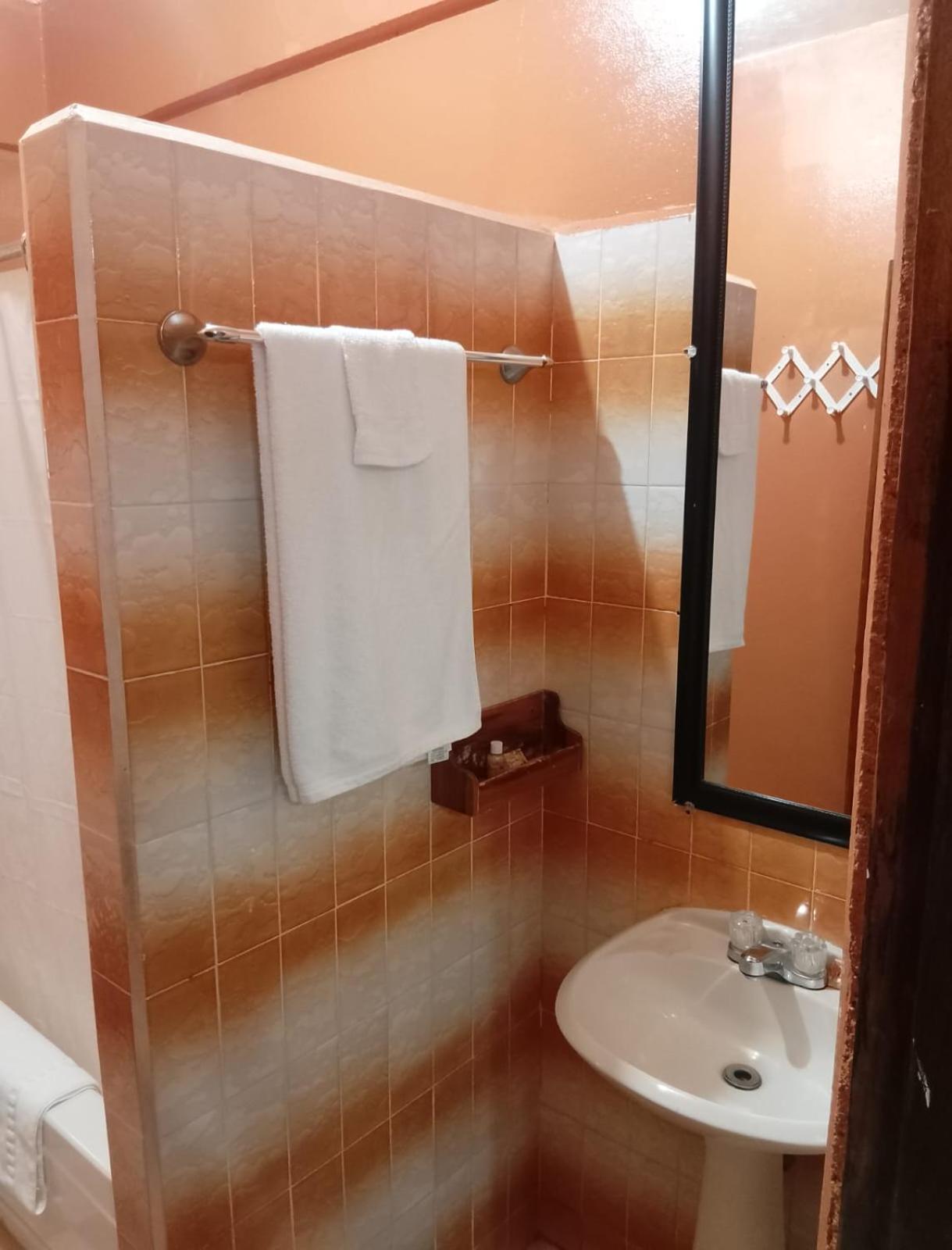 Chaleanor Hotel Dangriga Buitenkant foto