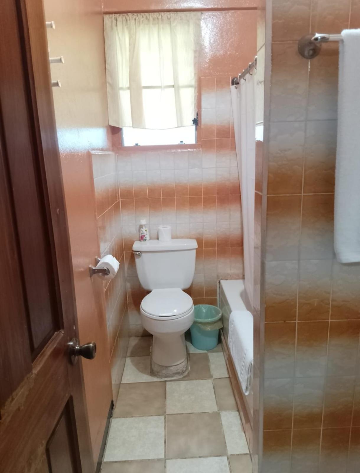 Chaleanor Hotel Dangriga Buitenkant foto