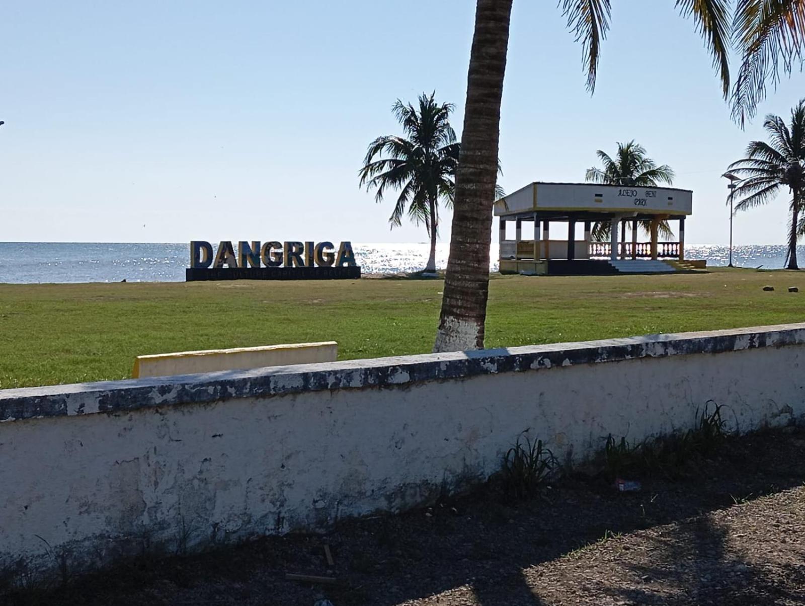 Chaleanor Hotel Dangriga Buitenkant foto