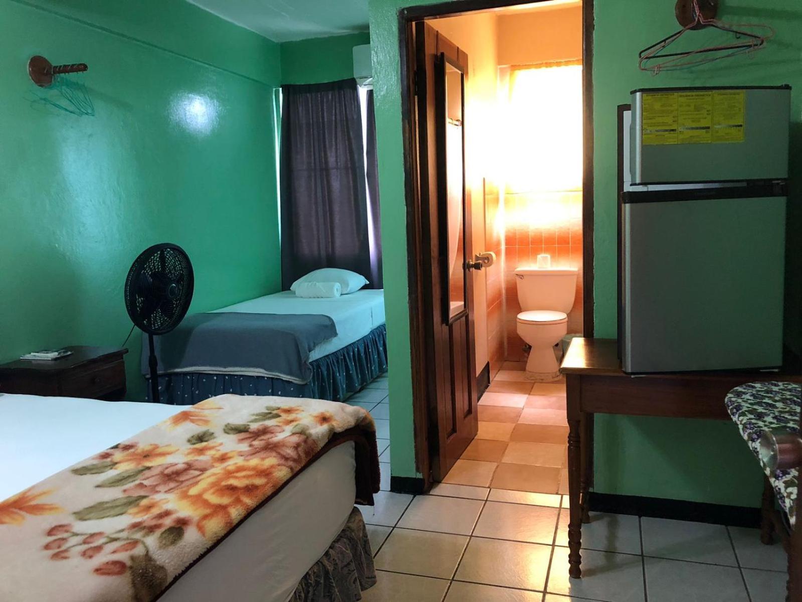 Chaleanor Hotel Dangriga Buitenkant foto