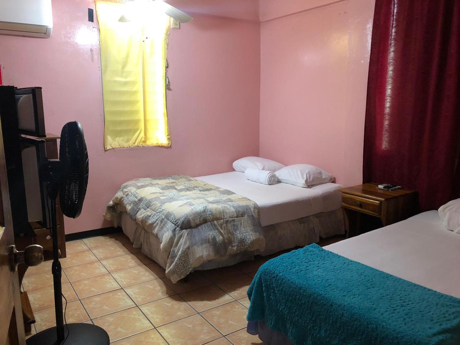 Chaleanor Hotel Dangriga Buitenkant foto