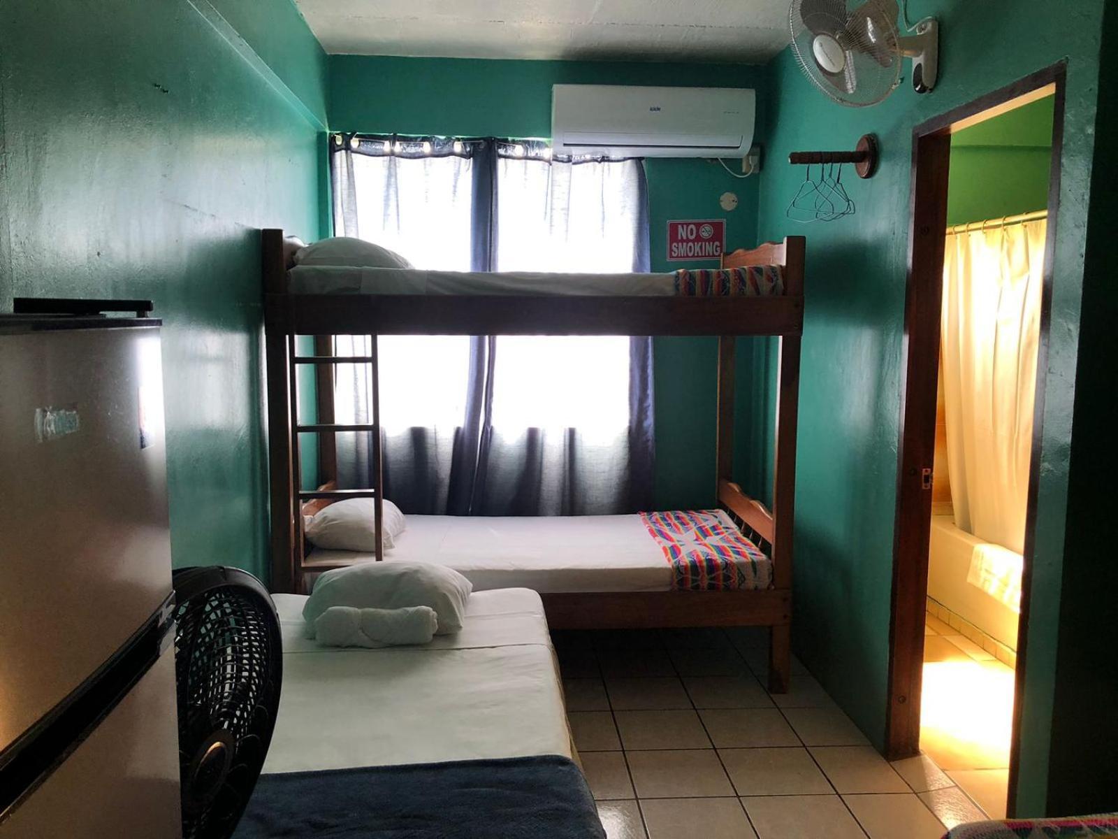 Chaleanor Hotel Dangriga Buitenkant foto
