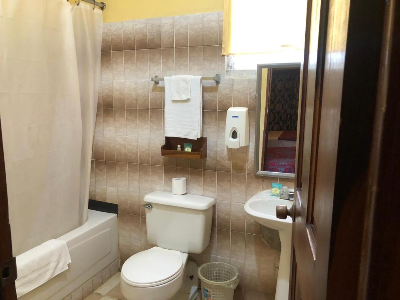 Chaleanor Hotel Dangriga Buitenkant foto