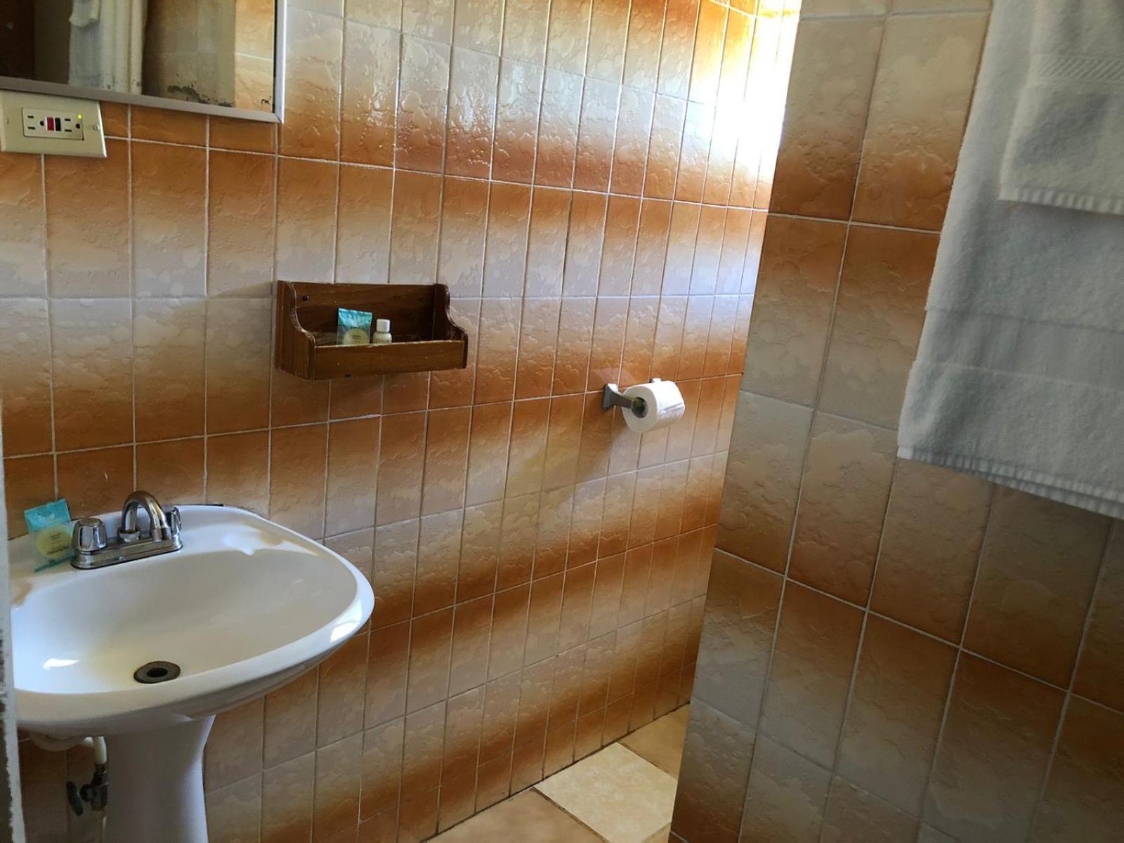 Chaleanor Hotel Dangriga Buitenkant foto