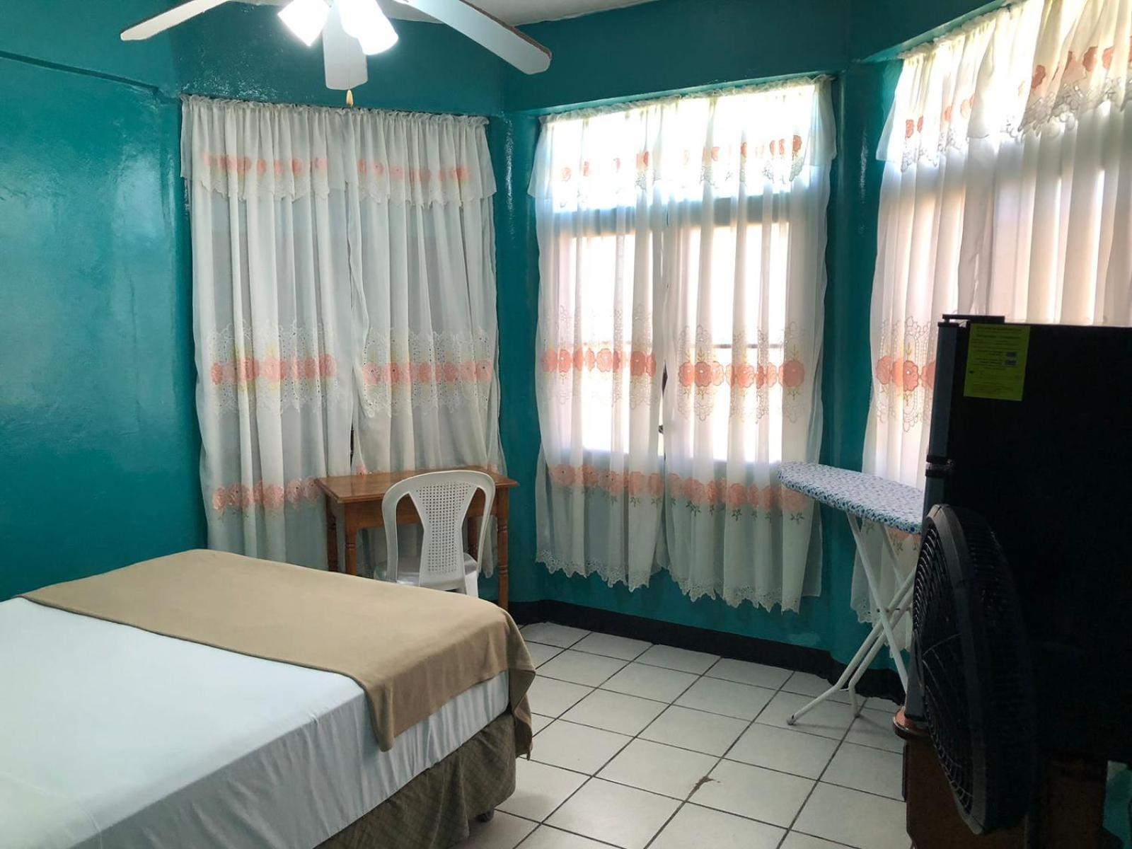 Chaleanor Hotel Dangriga Buitenkant foto