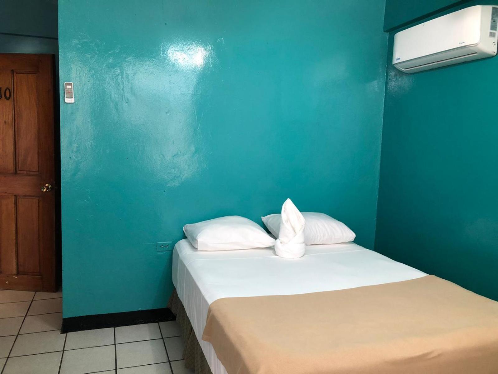 Chaleanor Hotel Dangriga Buitenkant foto