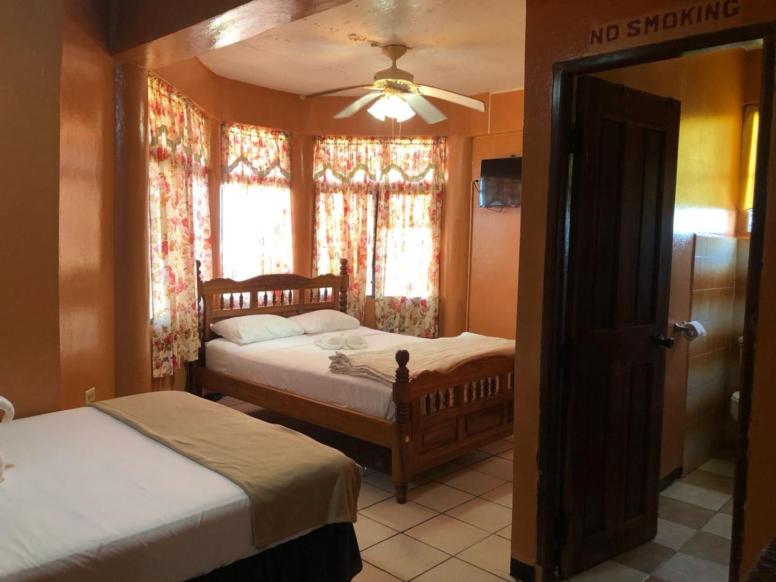 Chaleanor Hotel Dangriga Buitenkant foto