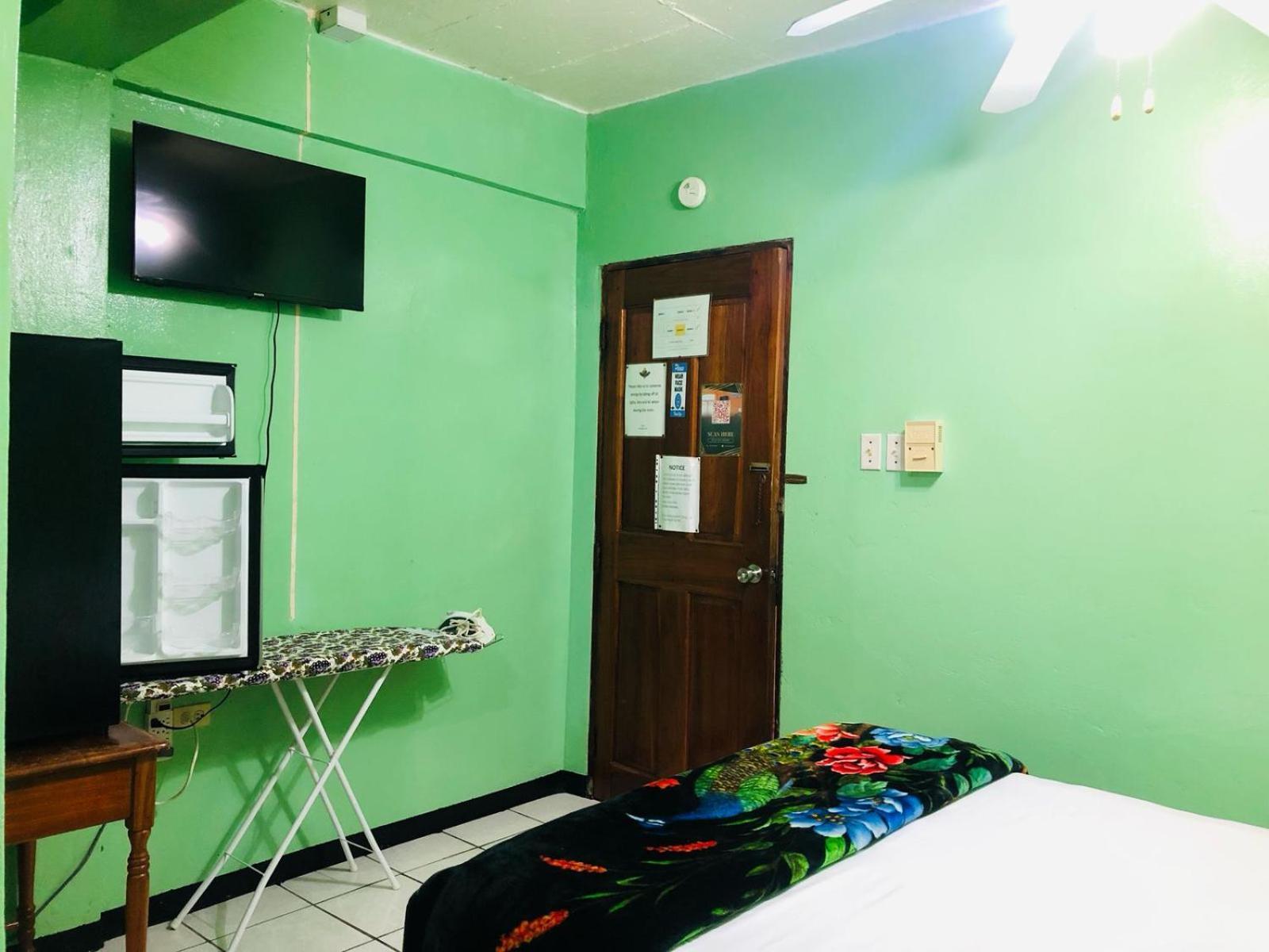 Chaleanor Hotel Dangriga Buitenkant foto
