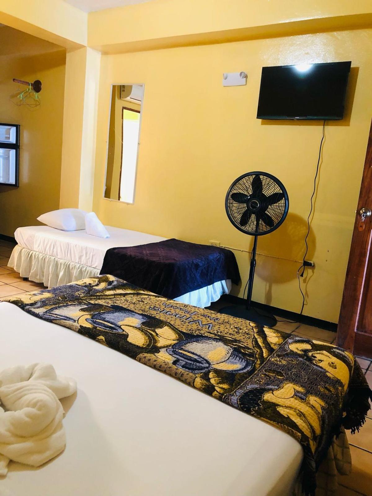 Chaleanor Hotel Dangriga Buitenkant foto
