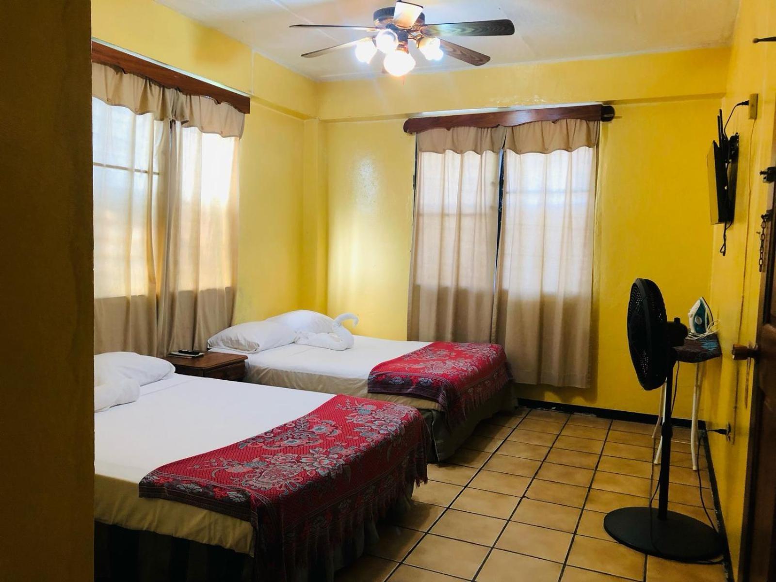 Chaleanor Hotel Dangriga Buitenkant foto