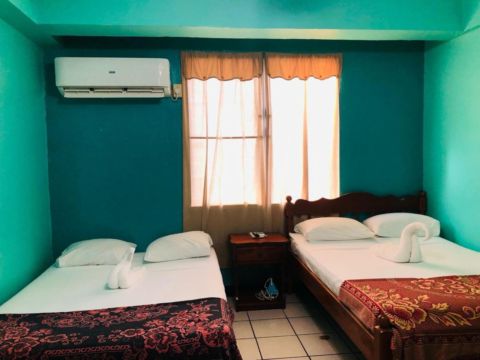 Chaleanor Hotel Dangriga Buitenkant foto
