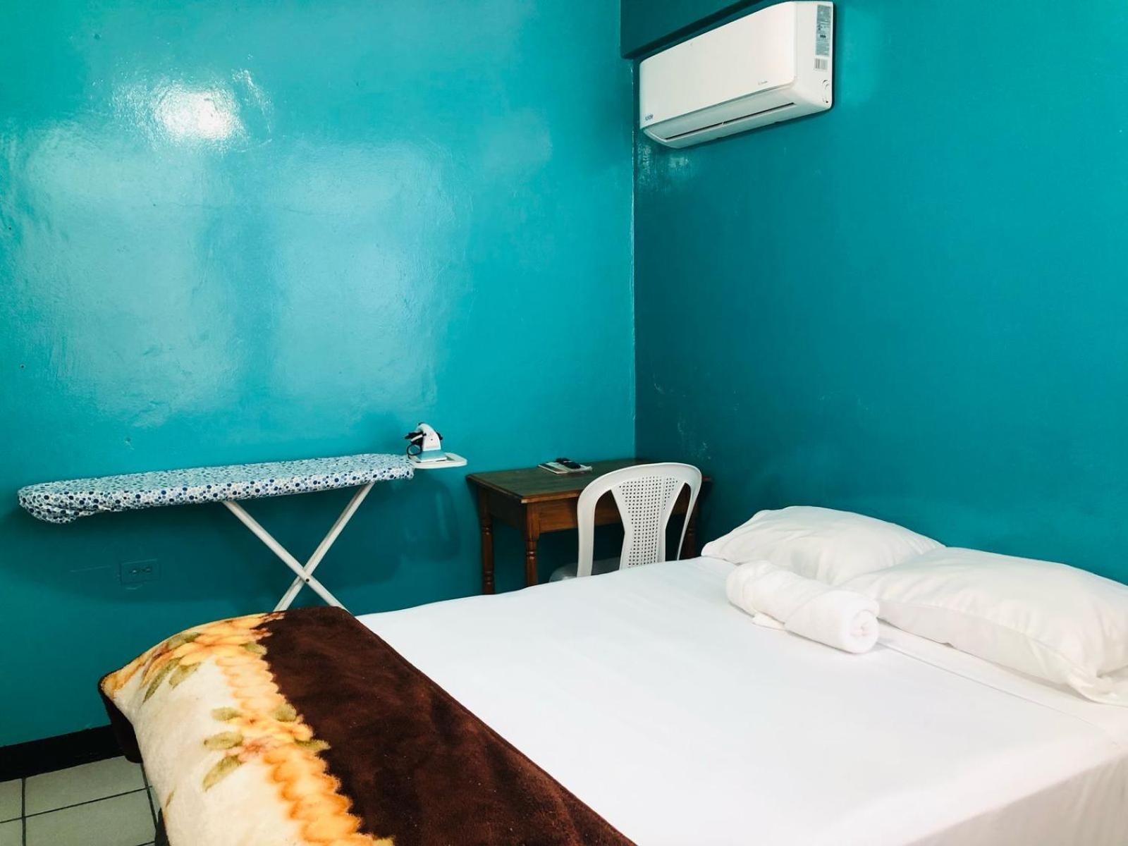 Chaleanor Hotel Dangriga Buitenkant foto