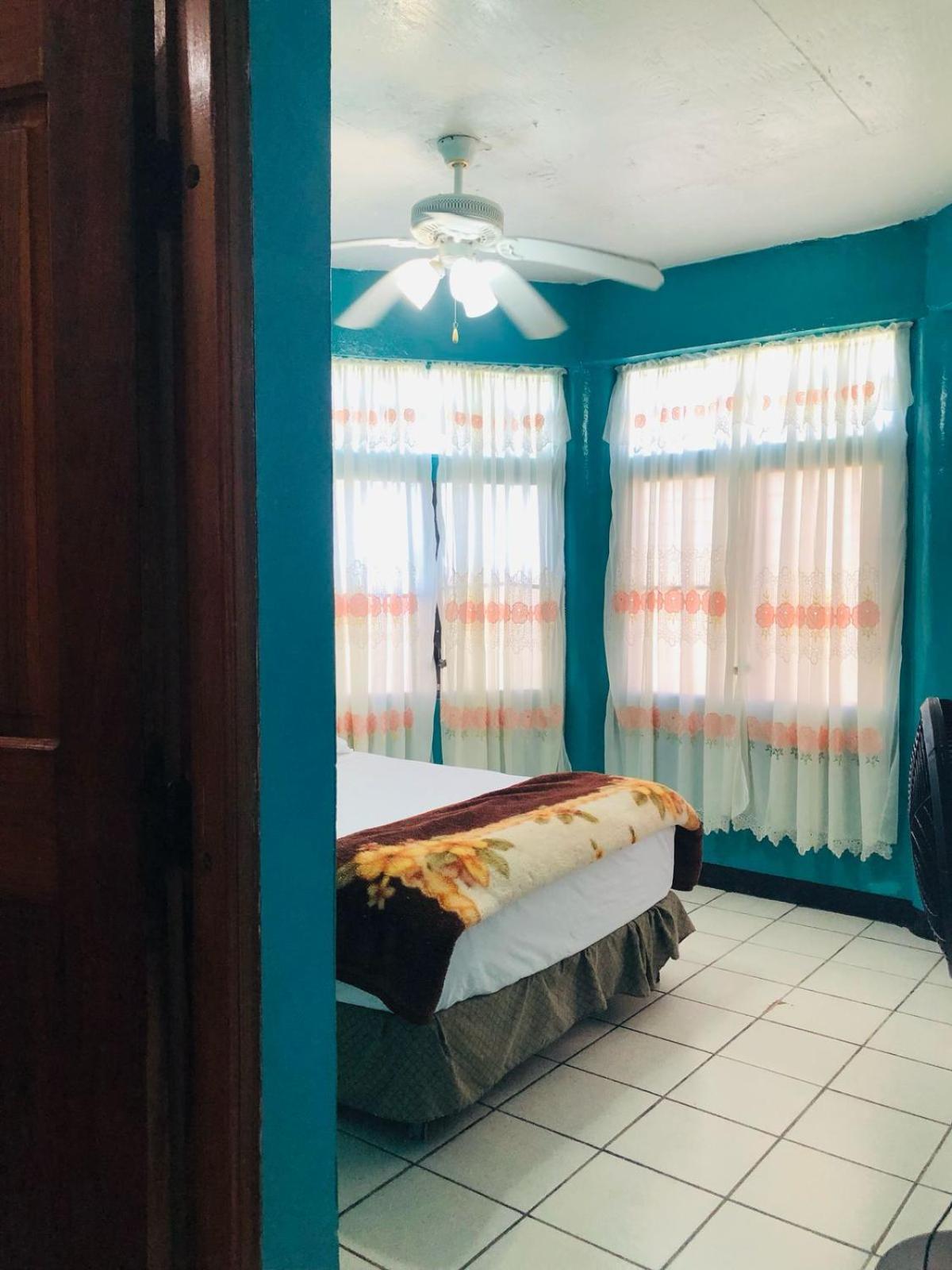 Chaleanor Hotel Dangriga Buitenkant foto