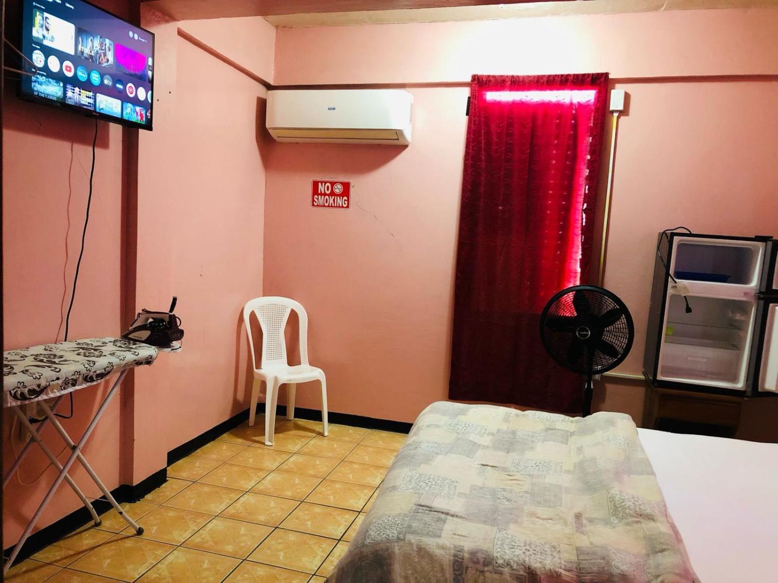 Chaleanor Hotel Dangriga Buitenkant foto